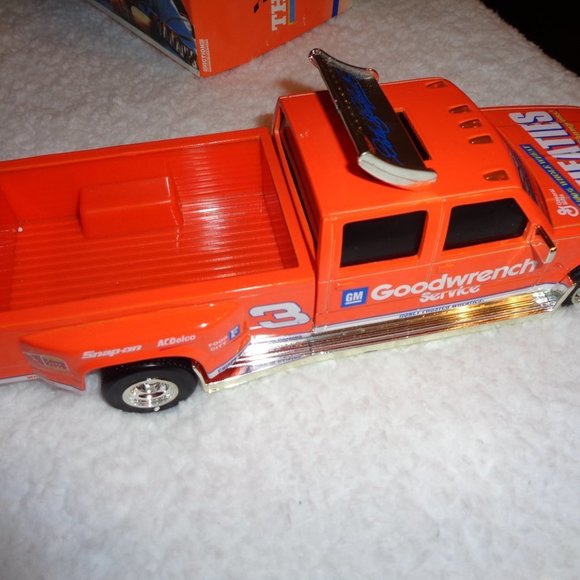 DALE Earnhardt Wheaties Dually Bank Action 1/24 Scale - Picture 6 of 9
